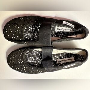 American Eagle Black Flower Design Flats size 6